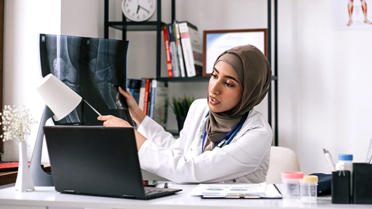Doctor is explaining on laptop